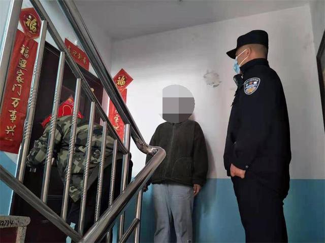 房主粗心被鎖門外，民警開鎖服務(wù)送上門